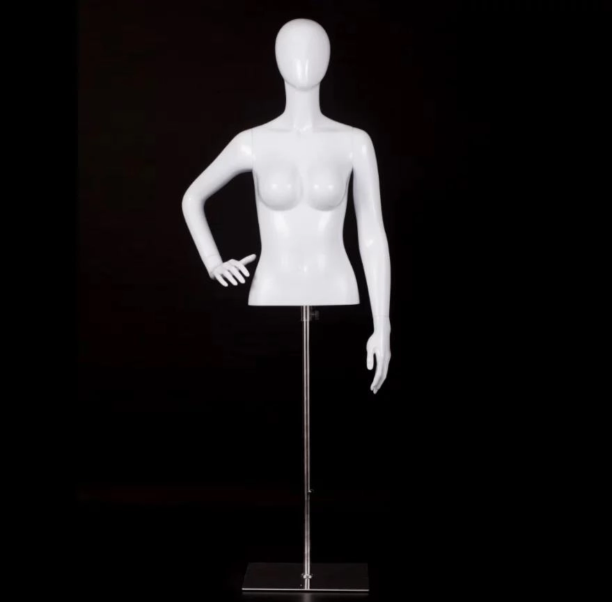 Exhibición de blusas de mujer en maniquíes de media figura: ajuste y proporción